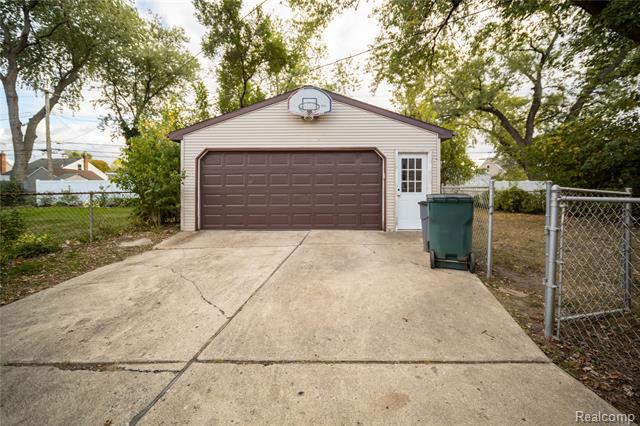 Builiding view sixteen for 1673 West, Berkley, MI. 48072