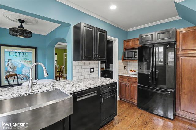 Builiding view sixteen for 286 Rivard, Grosse Pointe, MI. 48230