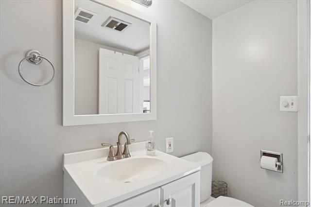 Builiding view twenty seven for 4199 Sheraton, Flint, MI. 48532