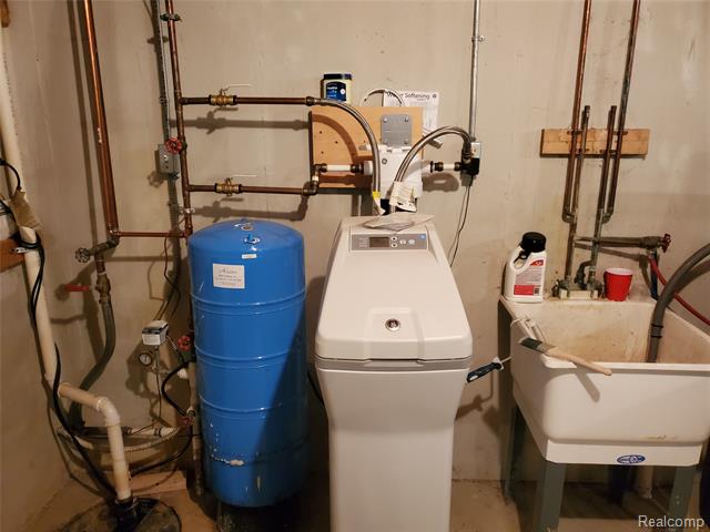 Builiding view thirty for 9031 Posey, Whitmore Lake, MI. 48189