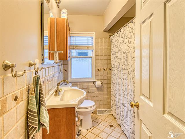 Builiding view fifteen for 908 N Maple, Royal Oak, MI. 48067