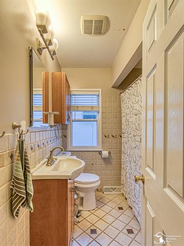 Builiding view sixteen for 908 N Maple, Royal Oak, MI. 48067