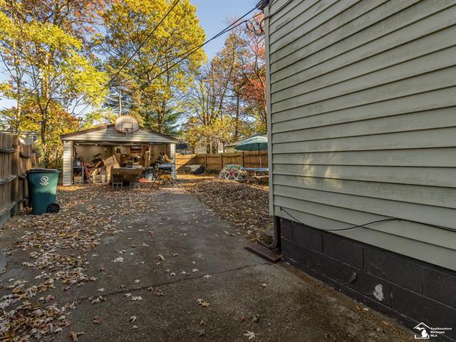 Builiding view thirty seven for 908 N Maple, Royal Oak, MI. 48067