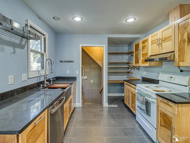 Builiding view two for 908 N Maple, Royal Oak, MI. 48067