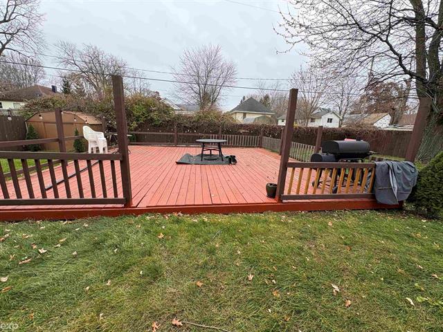 Builiding view fifteen for 704 Bay Rd, Bay City, MI. 48706