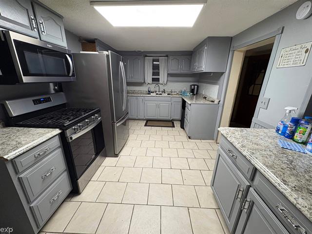 Builiding view five for 704 Bay Rd, Bay City, MI. 48706