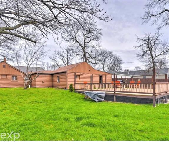 Builiding view one for 704 Bay Rd, Bay City, MI. 48706