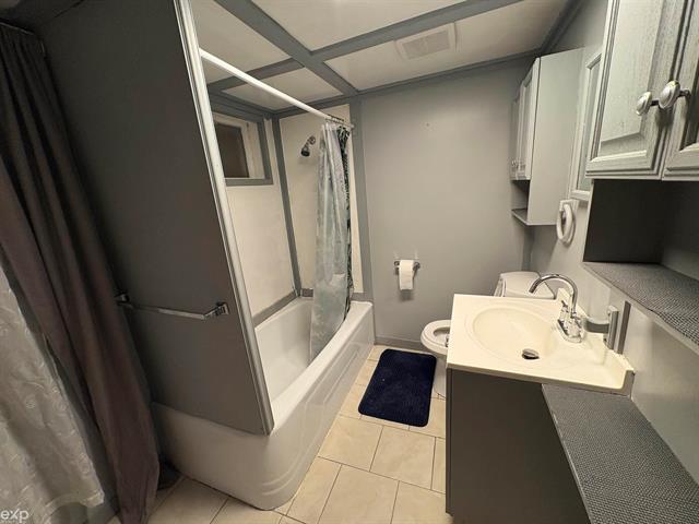 Builiding view seven for 704 Bay Rd, Bay City, MI. 48706