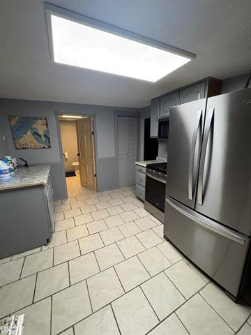 Builiding view six for 704 Bay Rd, Bay City, MI. 48706