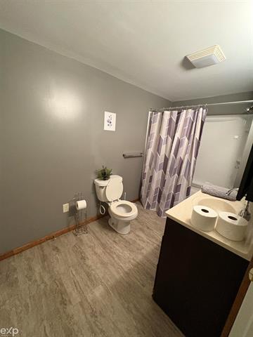 Builiding view three for 704 Bay Rd, Bay City, MI. 48706