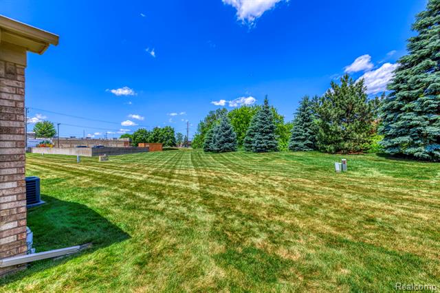 Builiding view twenty seven for 16999 Cristina, Clinton Township, MI. 48038