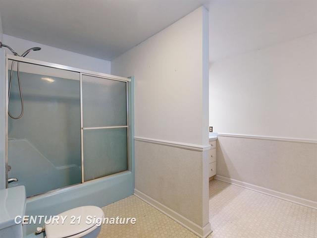 Builiding view forty for 2765 Clairmount, Saginaw, MI. 48603