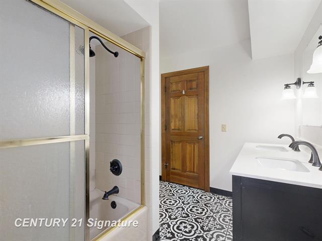 Builiding view thirty two for 2765 Clairmount, Saginaw, MI. 48603