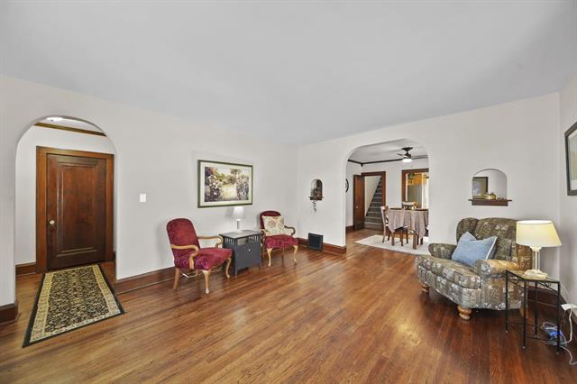 Builiding view eight for 715 Woodlawn Ave, Jackson, MI. 49203