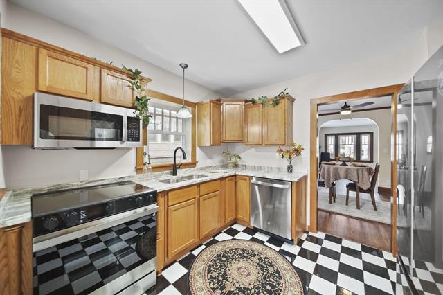 Builiding view eighteen for 715 Woodlawn Ave, Jackson, MI. 49203