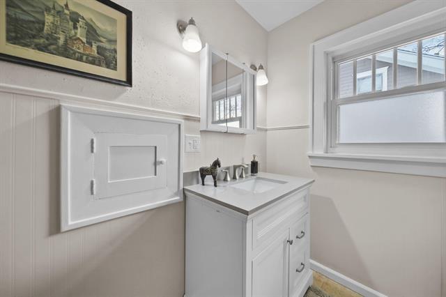 Builiding view fourteen for 715 Woodlawn Ave, Jackson, MI. 49203