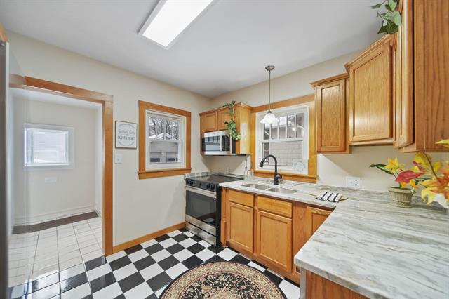 Builiding view seventeen for 715 Woodlawn Ave, Jackson, MI. 49203