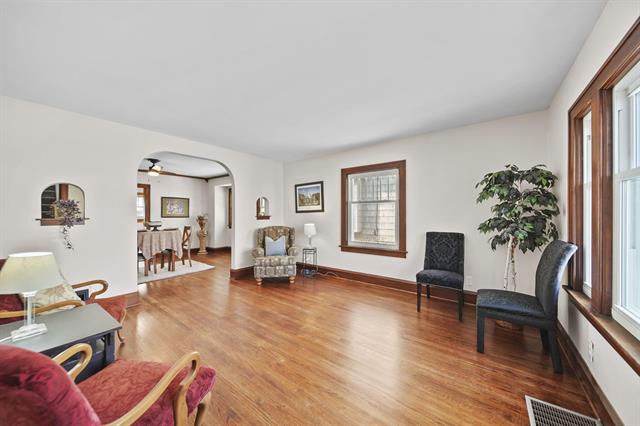 Builiding view six for 715 Woodlawn Ave, Jackson, MI. 49203