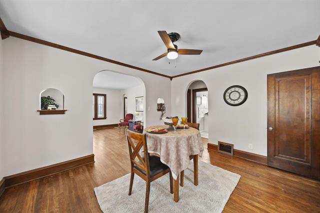 Builiding view ten for 715 Woodlawn Ave, Jackson, MI. 49203