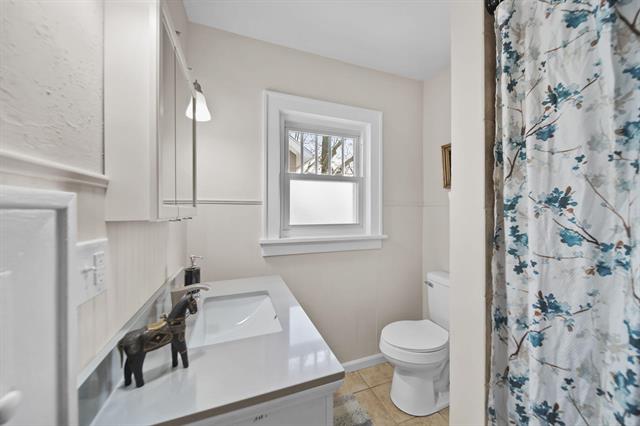 Builiding view thirteen for 715 Woodlawn Ave, Jackson, MI. 49203