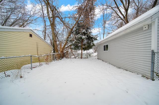 Builiding view thirty five for 715 Woodlawn Ave, Jackson, MI. 49203