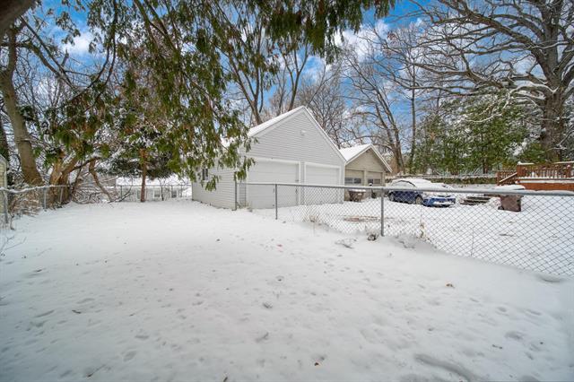 Builiding view thirty four for 715 Woodlawn Ave, Jackson, MI. 49203