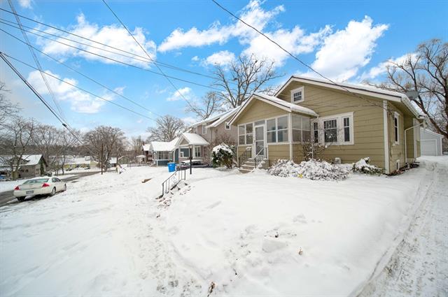 Builiding view thirty seven for 715 Woodlawn Ave, Jackson, MI. 49203