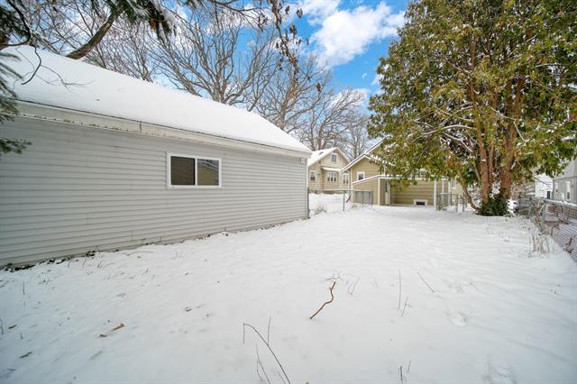 Builiding view thirty six for 715 Woodlawn Ave, Jackson, MI. 49203