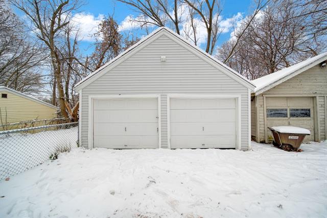 Builiding view thirty for 715 Woodlawn Ave, Jackson, MI. 49203