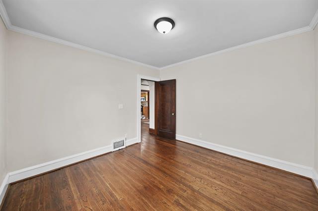 Builiding view twelve for 715 Woodlawn Ave, Jackson, MI. 49203