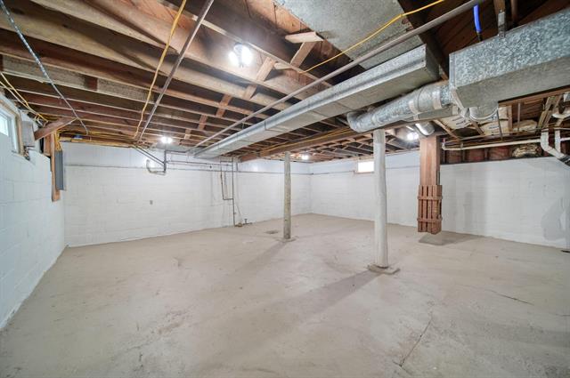 Builiding view twenty seven for 715 Woodlawn Ave, Jackson, MI. 49203