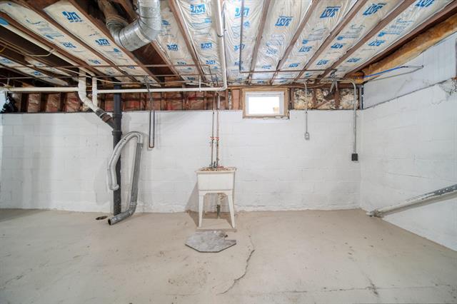 Builiding view twenty three for 715 Woodlawn Ave, Jackson, MI. 49203