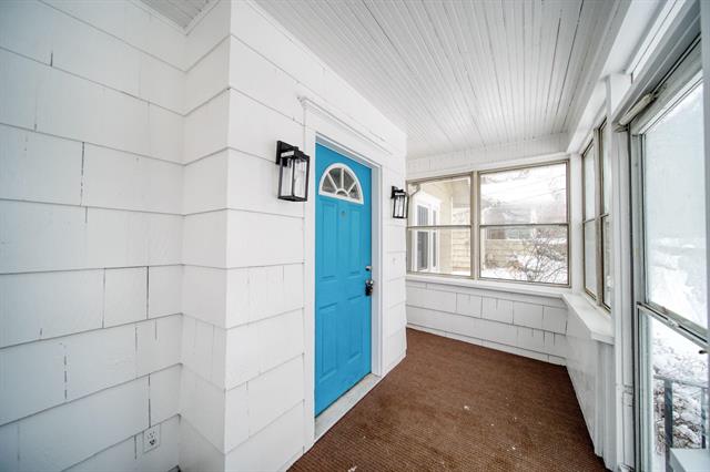 Builiding view two for 715 Woodlawn Ave, Jackson, MI. 49203