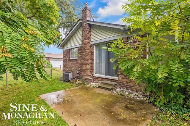 Builiding view twenty five for 22727 Shoreview Ct., Saint Clair Shores, MI. 48082