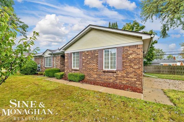 Builiding view twenty nine for 22727 Shoreview Ct., Saint Clair Shores, MI. 48082