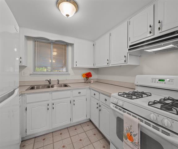 Builiding view six for 61119 Heritage, South Lyon, MI. 48178