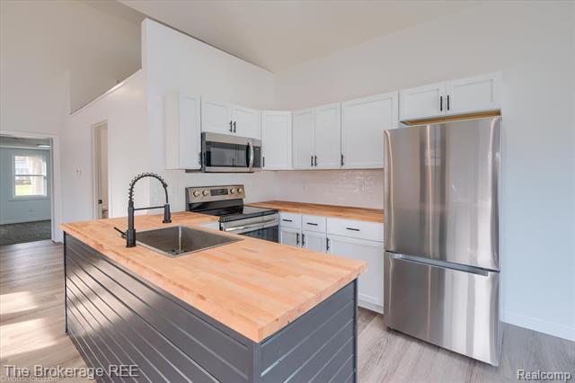 Builiding view eleven for 1684 Liberty, Lapeer, MI. 48446