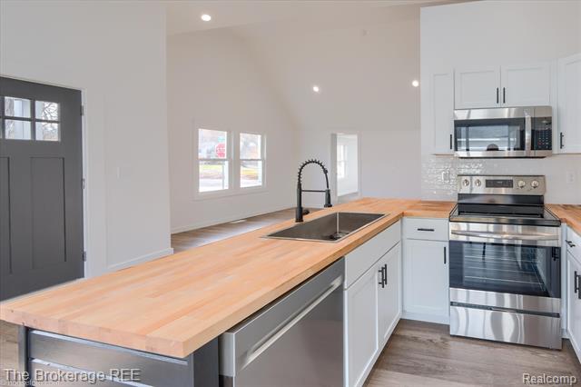 Builiding view fifteen for 1684 Liberty, Lapeer, MI. 48446