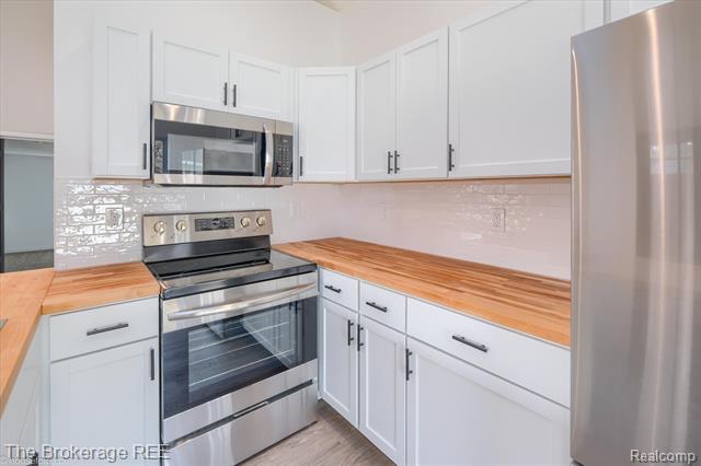 Builiding view fourteen for 1684 Liberty, Lapeer, MI. 48446