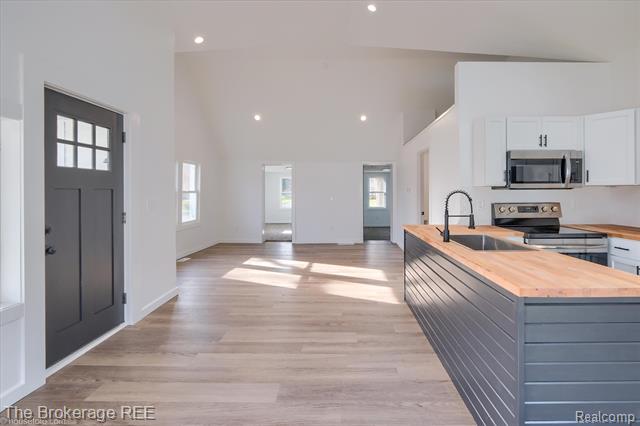 Builiding view nine for 1684 Liberty, Lapeer, MI. 48446