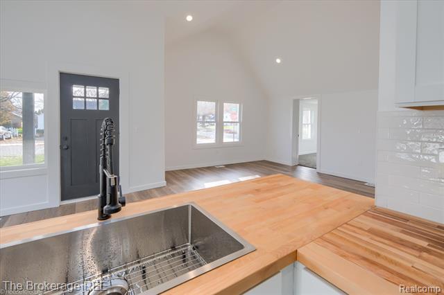 Builiding view seventeen for 1684 Liberty, Lapeer, MI. 48446