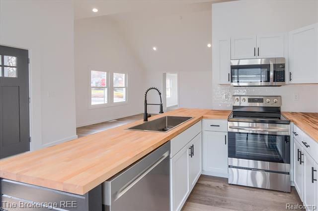 Builiding view sixteen for 1684 Liberty, Lapeer, MI. 48446