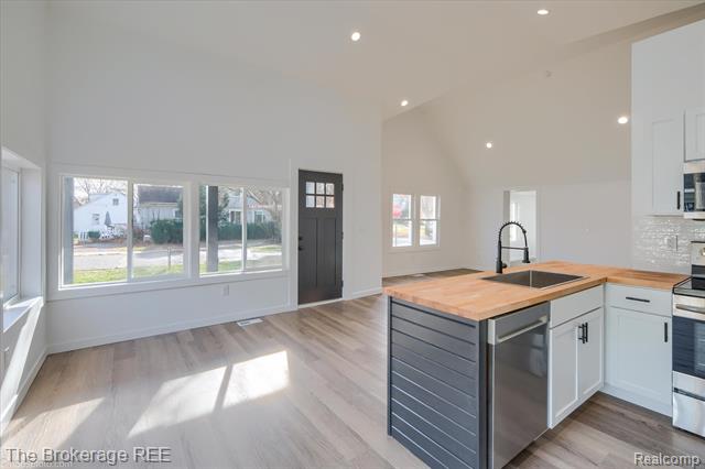 Builiding view ten for 1684 Liberty, Lapeer, MI. 48446