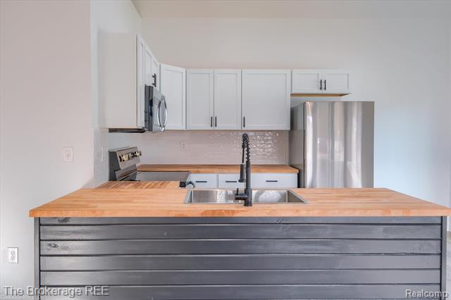 Builiding view twelve for 1684 Liberty, Lapeer, MI. 48446