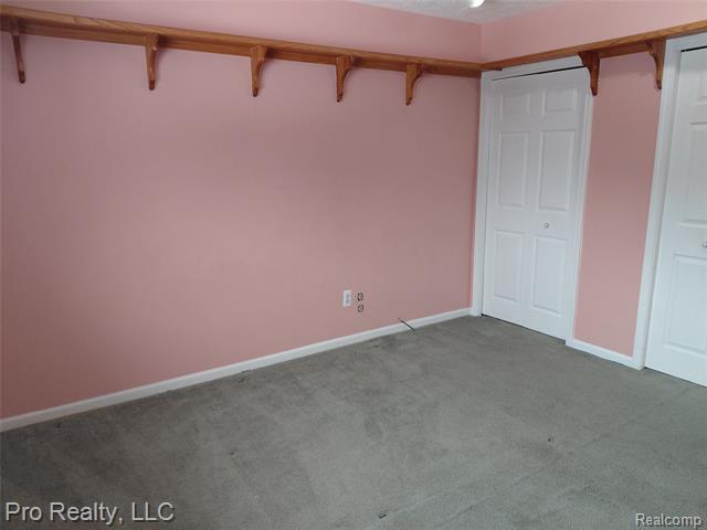 Builiding view sixteen for 8445 Crestshire Dr, Ypsilanti, MI. 48197