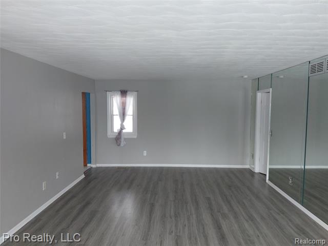 Builiding view twelve for 8445 Crestshire Dr, Ypsilanti, MI. 48197