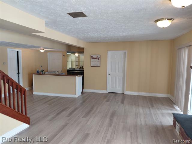 Builiding view twenty eight for 8445 Crestshire Dr, Ypsilanti, MI. 48197