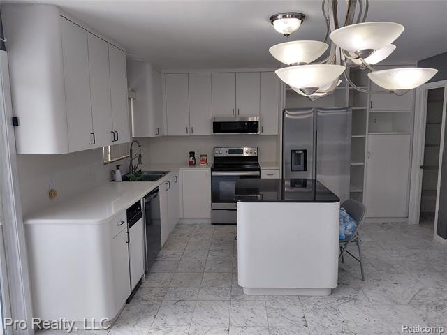 Builiding view twenty nine for 8445 Crestshire Dr, Ypsilanti, MI. 48197