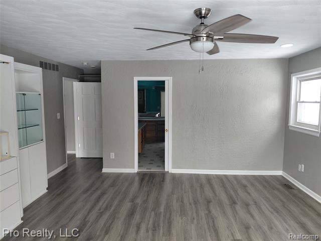 Builiding view twenty one for 8445 Crestshire Dr, Ypsilanti, MI. 48197