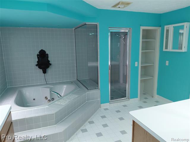 Builiding view twenty three for 8445 Crestshire Dr, Ypsilanti, MI. 48197